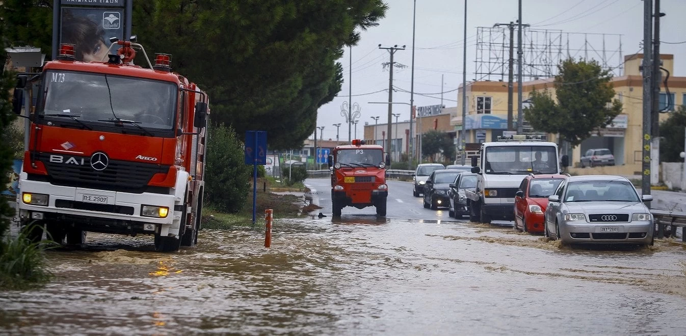 Η κακοκαιρία δείχνει τα δόντια της σε όλη τη χώρα – Πλημμύρισε ολόκληρο χωριό (βίντεο)